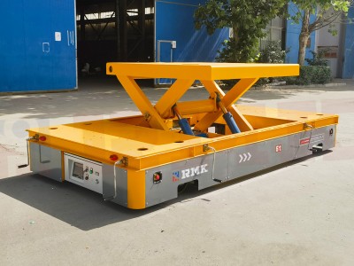 Omni tekerlekleri ile çok sürücü pil taşımacılığı arabası