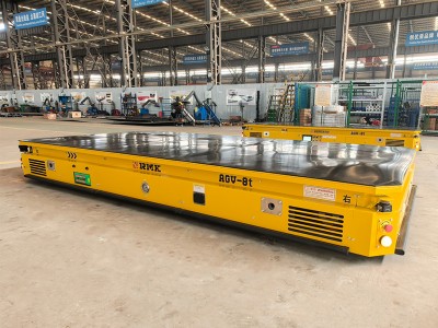 8 ton lazerle yönlendirilmiş AGV, kaldırma paletiyle